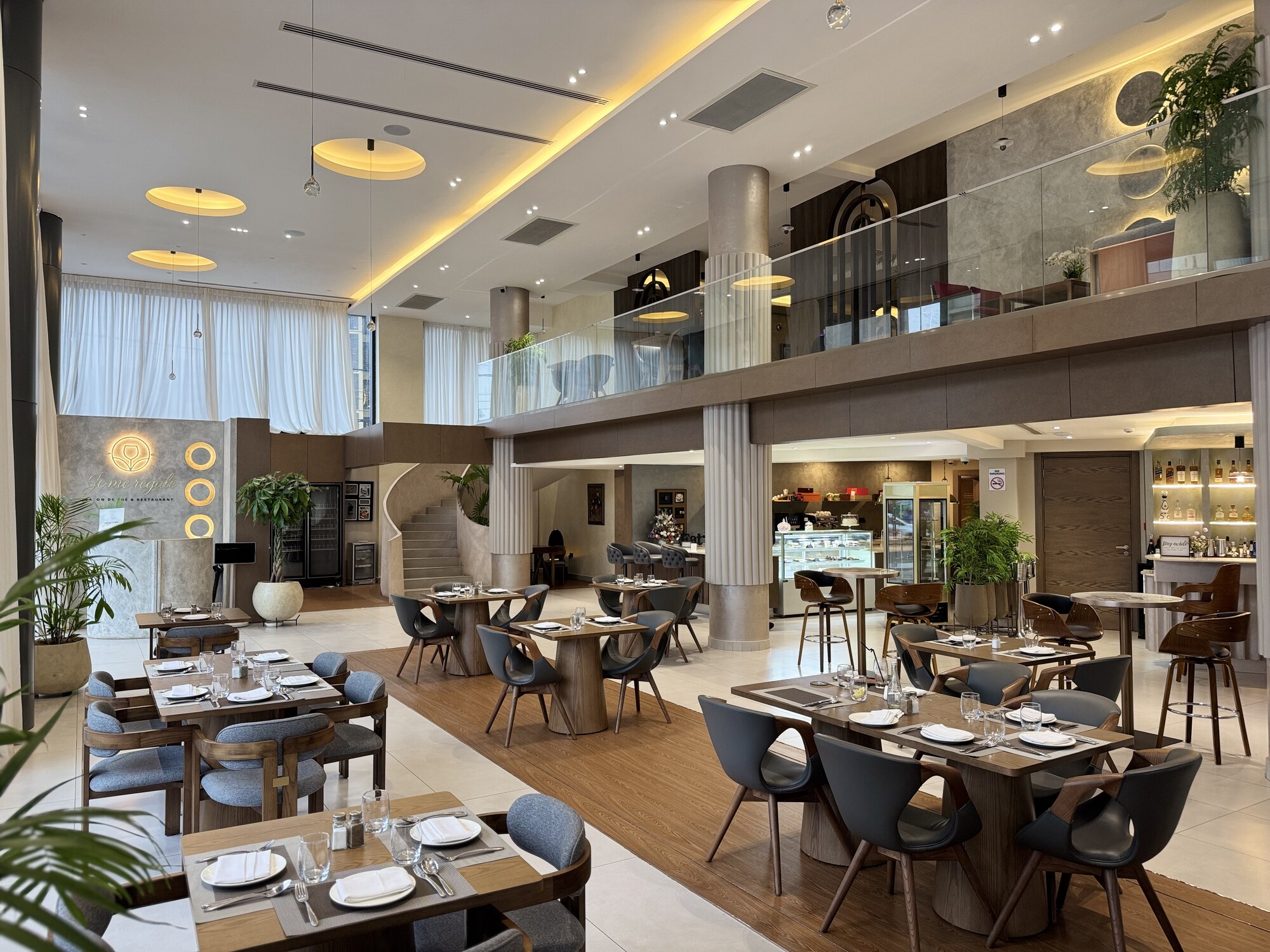 From intimate birthday dinners and anniversary evenings to corporate hosting and engagement celebrations — Je Me Régale's events team handles every detail so you can simply enjoy the occasion.